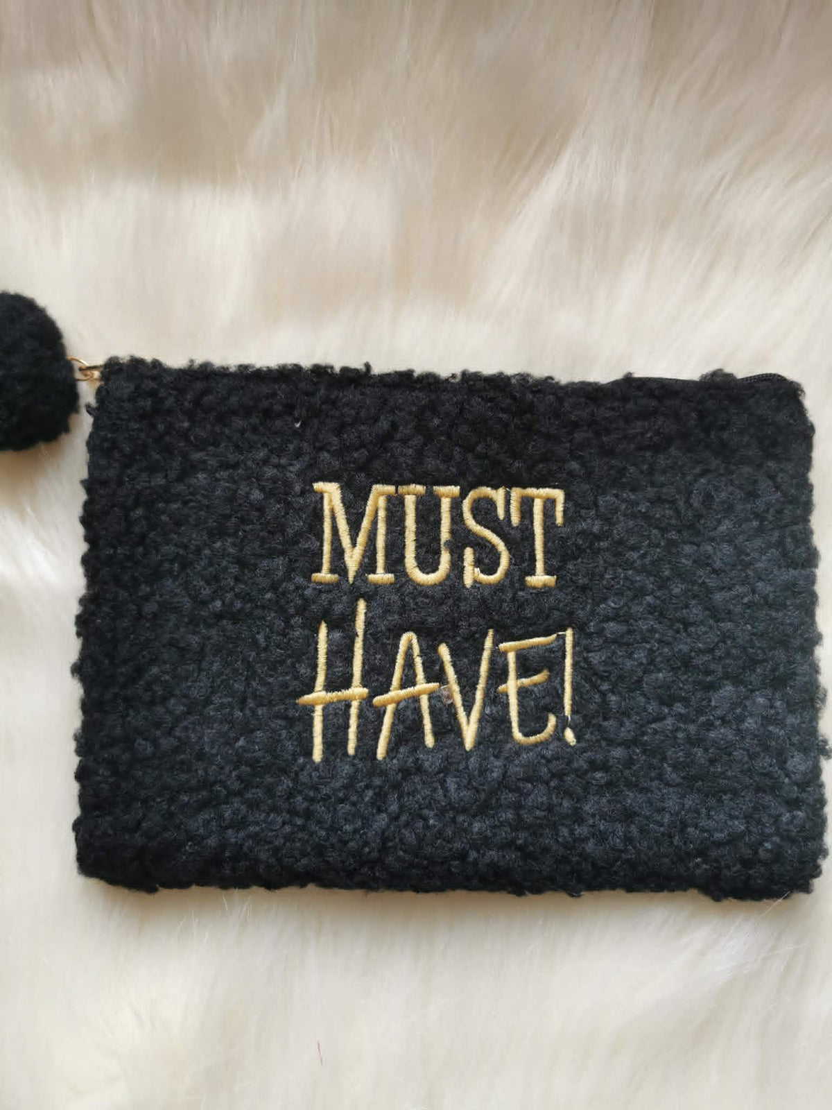Pochette à Maquillage en Moumoute Broderie "MUST HAVE!"
