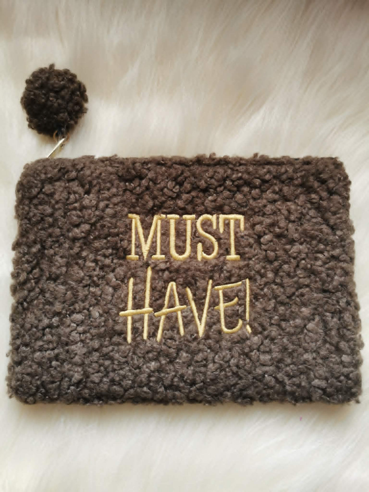 Pochette à Maquillage en Moumoute Broderie "MUST HAVE!"