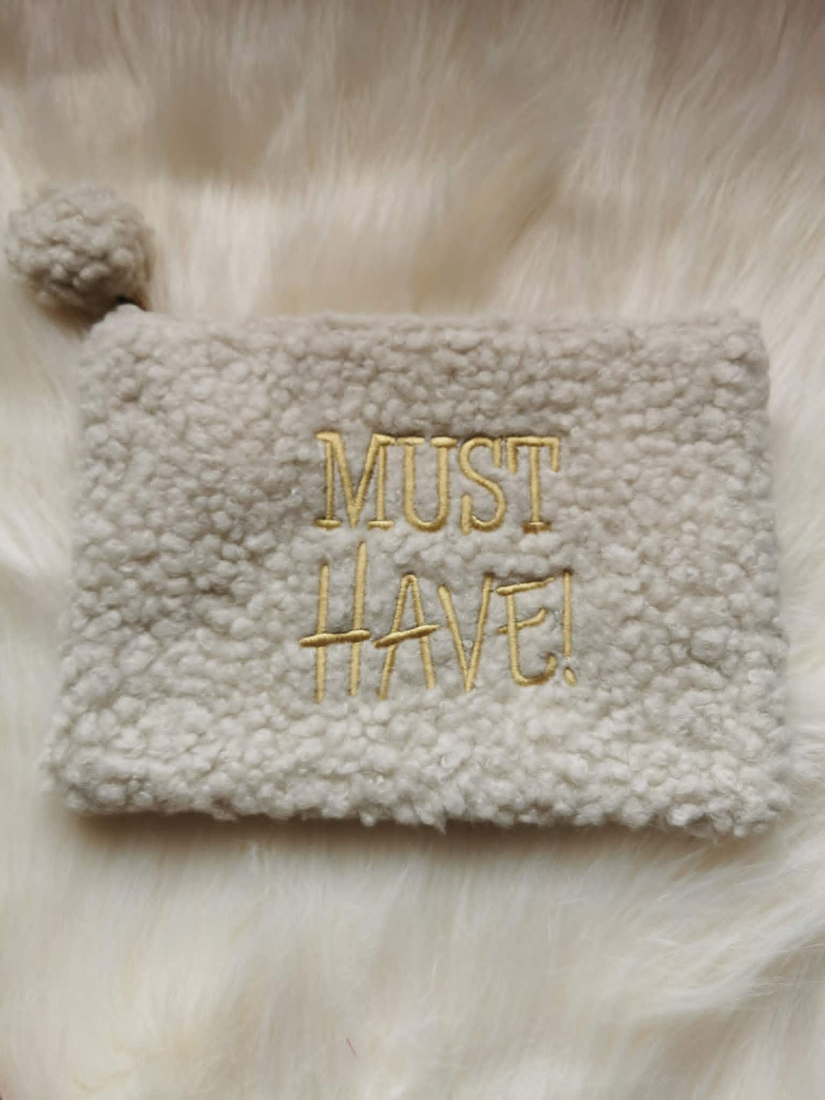 Pochette à Maquillage en Moumoute Broderie "MUST HAVE!"